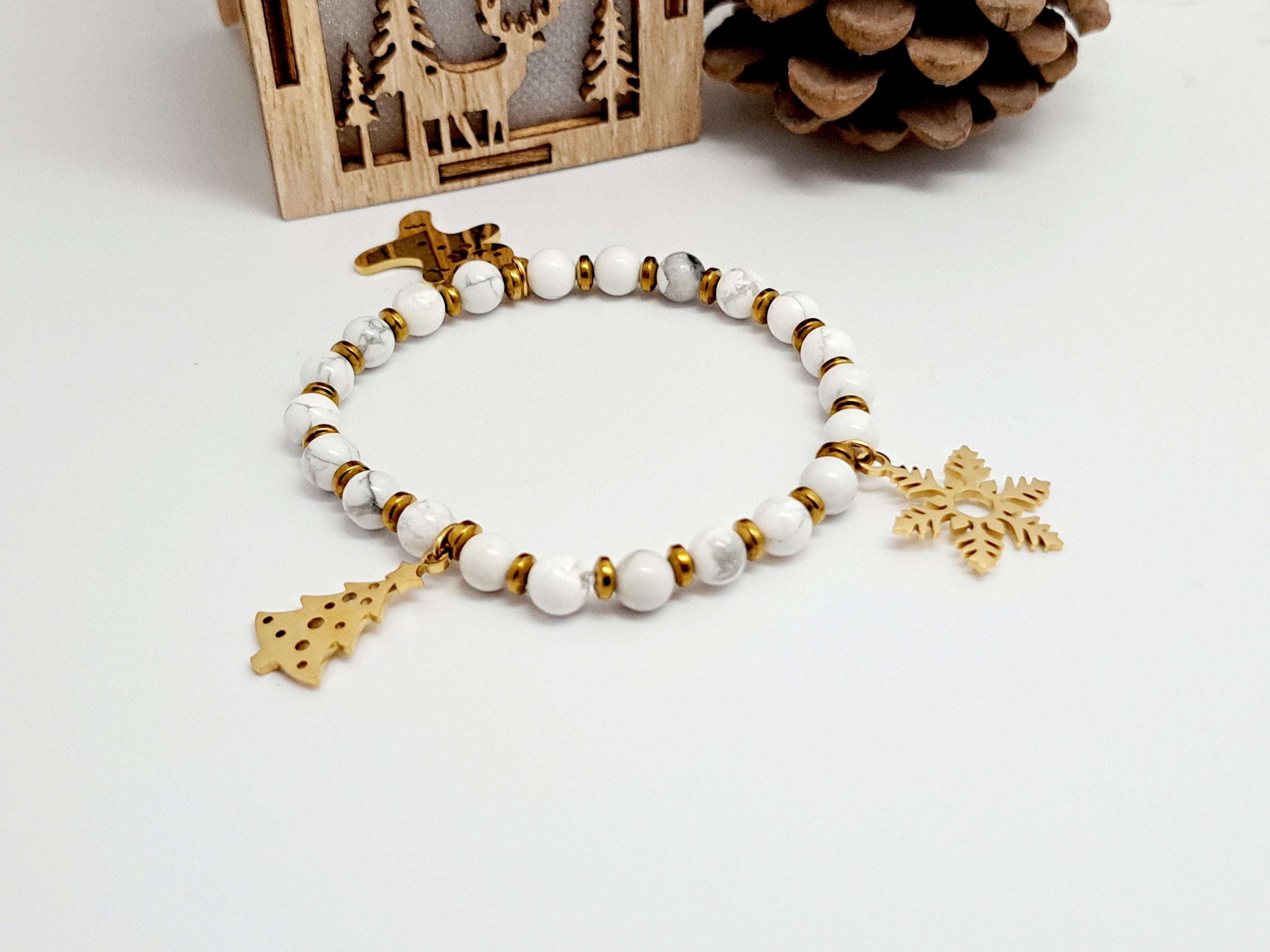 Bracelet Howlite & Hématite Dorée Femme | 3 Breloques Noël Amovibles | Cadeau Intemporel