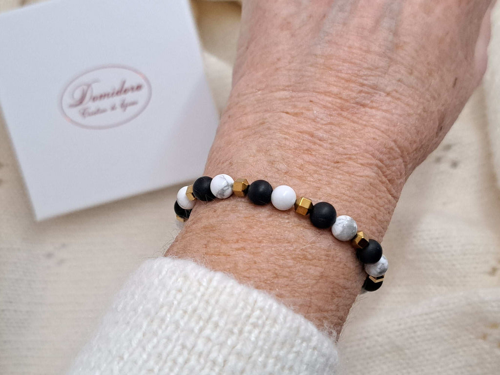 Cadeau de Noël Femme idéal ! Bracelet en pierres naturelles Œil de Tigre (protection) et Pierre de Soleil (énergie positive). Élégant, peut être porté au quotidien. Livré en coffret.